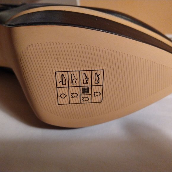 MICHAEL KORS  BRYN STUDDED LEATHER BOOT (**BRAND NEW**) - Picture 5 of 8